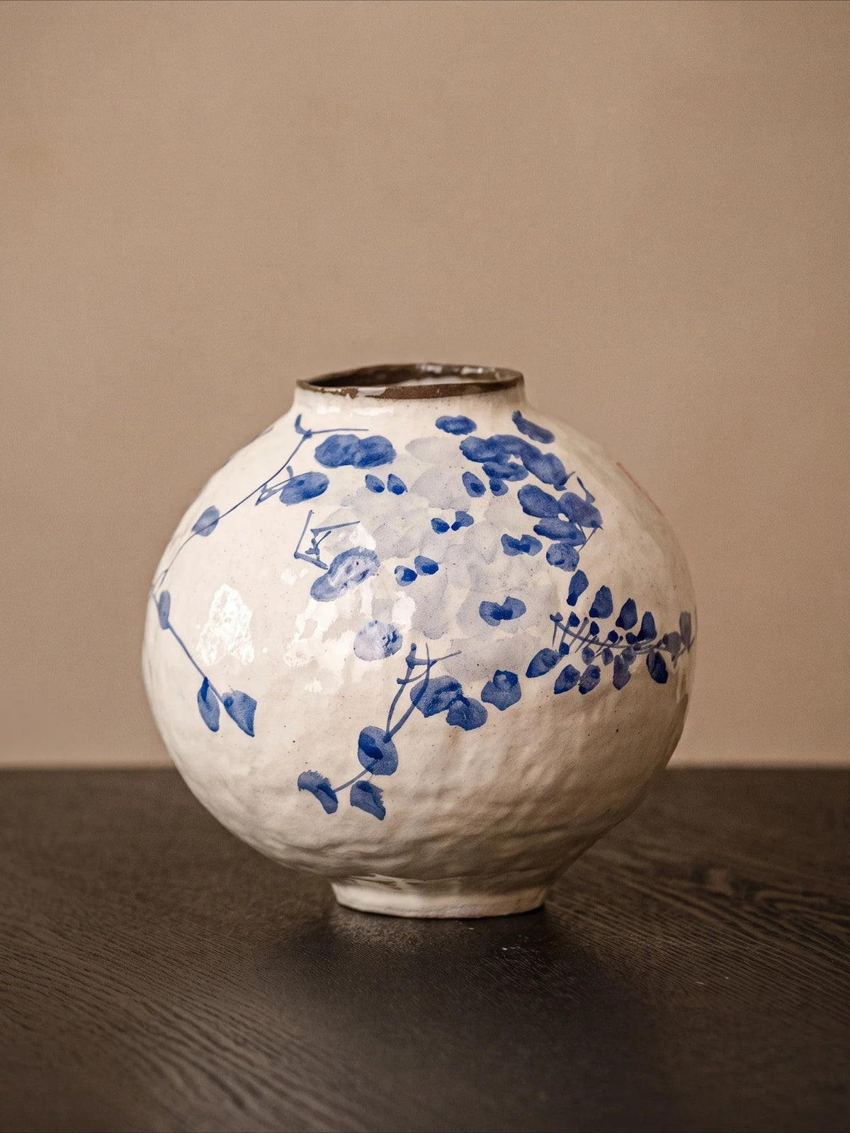 Blue wisteria vase detail
