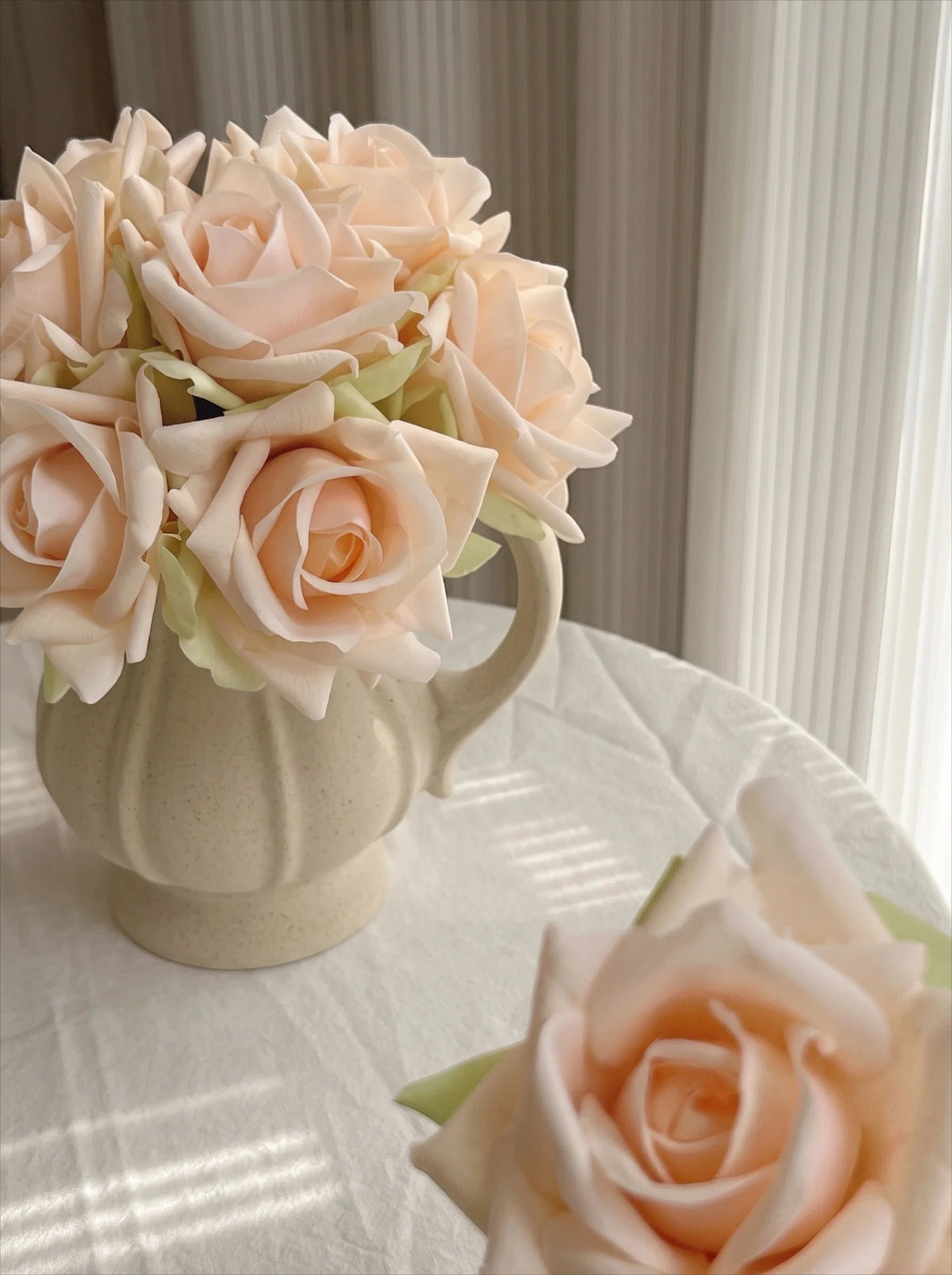 Champagne rose bouquet in a vase
