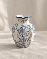 Jarrón pintado azul y blanco