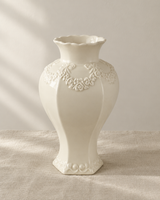 Jarrón floral en relieve color crema