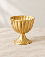 Jarrón de pedestal dorado estriado